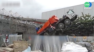 高雄路竹工地事故 起重機懸空翹高高