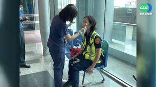 阿伯搭手扶梯腳卡踏板 女所長救人受傷