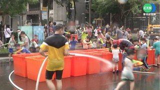 不畏颱風天 太平潑水節數千人狂歡