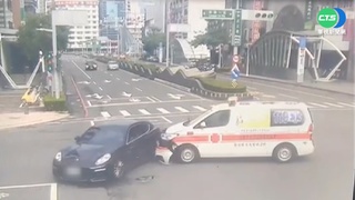 高雄跑車擦撞救護車! 衝上一旁人行道