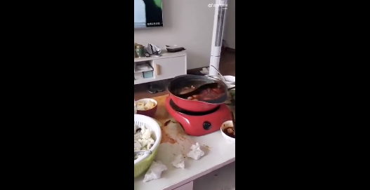 中國網友分享地震當下畫面，鍋子裡的湯都灑出來了。 (翻攝自微博)