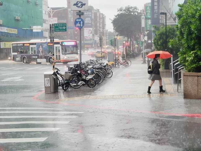 水氣增加！南北風交會降雷雨 5縣市發「大雨特報」 | 華視新聞