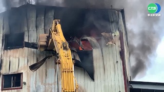 玻璃廠凌晨大火燒到天亮 消防隊灑水急灌救