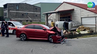 高雄驚悚車禍! 廂型車失控轉向撞民宅