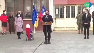 無視總統演說 "超人"男童騎車入鏡超自在