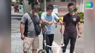 跳傘意外秦良丰脊髓受傷 學步車行走成功!