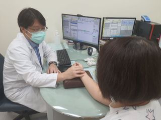 喉嚨卡卡喝化痰藥水未改善 找醫師才發現是胃食道逆流