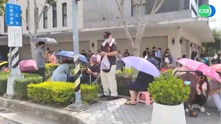 蛋黃酥排隊人龍 擋豪宅車輛出入住戶怨