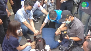 蔣萬安市場拜票插曲 9旬嬤遭撞倒送醫