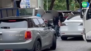 情侶爭吵停路旁擋後車 男竟亮開山刀理論