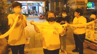 為土地公祝壽 大型麵線塔要40多人才攤開