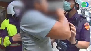 不滿遭開單襲警! 男子暴怒推警害手指骨折