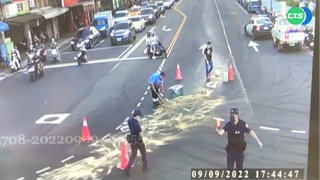 美式餐車沿路漏炸油 3機車打滑7人傷