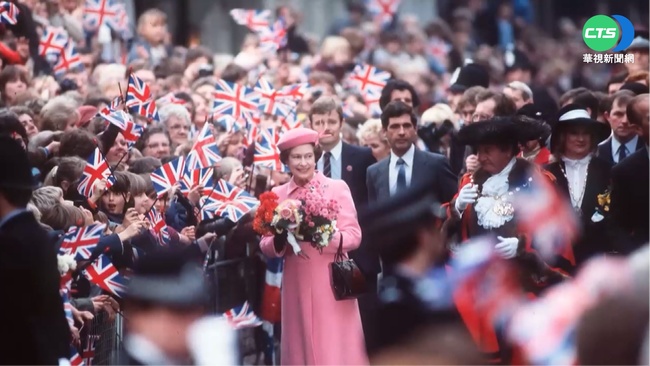 英國女王在位70年 經典"色票穿搭"成追憶 | 華視新聞