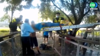7旬翁修剪樹枝"腳麻"受困 警消架梯解危機