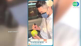 歡慶中秋節! 蔣萬安"柚子自畫像"送兒