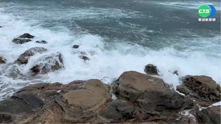 梅花颱風腳步近 外木山浪花近三米高