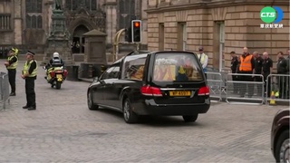 女王移靈蘇格蘭愛丁堡 數十萬人沿路相送