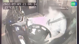 台南公車到站"不開門" 乘客自行推門遭喝斥