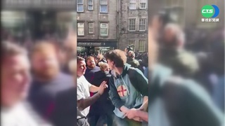 英國女王移靈過程 男子衝安德魯王子抗議