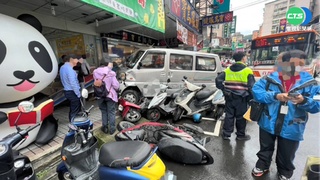 廂型車失控衝人行道 8機車整排倒遭撞毀