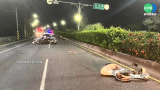 台19線轎車自撞電桿 引擎噴飛駕駛輕傷