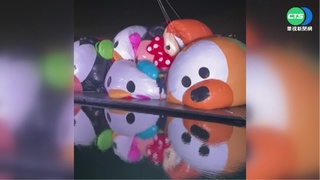 15公尺高巨型卡通氣球 充氣太快炸裂躺平