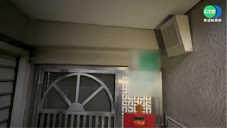 台南換新門牌太大"卡門" 住戶開門撞歪