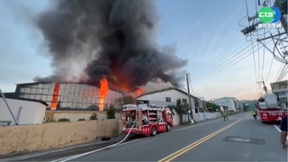 彰化包裝廠大火燒光廠房 老闆難過落淚