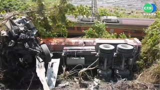 砂石車摔護欄外 距鐵軌10公尺險闖入宜蘭線