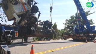 砂石車翻落鐵路邊坡 大里-福隆一度中斷