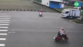 載兒上學遇小貨車闖紅燈 母遭撞飛送醫不治