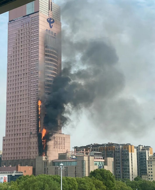 大樓外牆起火 / 圖片翻攝自 微博