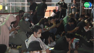 iPhone14系列今開賣 果粉漏夜排隊