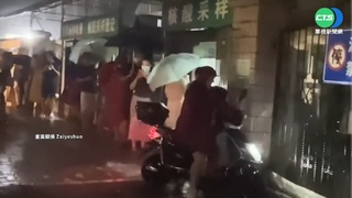 上海"清零至上" 颱風天民眾外出排隊做PCR