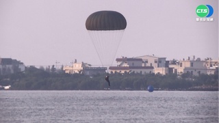 航特部特殊地形傘訓 屏東大鵬灣英勇登場
