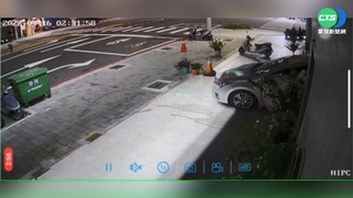 凌晨倒車直直撞進火鍋店 駕駛棄車逃逸