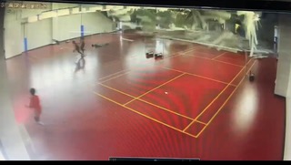 驚！桃園八德運動中心遇震天花板崩落 砸傷民眾