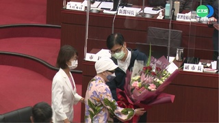 藍5屆資深議員最後總質詢 陳其邁送花致謝