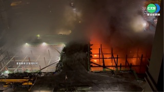 台中工地起火! 火勢直竄天際 一度影響交通