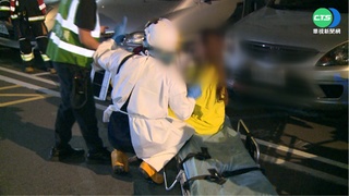 板橋旅館凌晨竄火燒 2昏迷送醫疏散39人