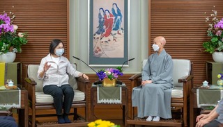 蔡英文花東勘災 會面證嚴稱「上人」 周玉蔻遭網友狂點名