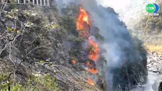 花蓮龍澗舊輪胎區火警 延燒山壁灌救不易