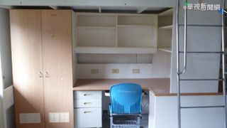 小大一奇葩室友「腳底全黑」躺床照...內褲還有尿漬