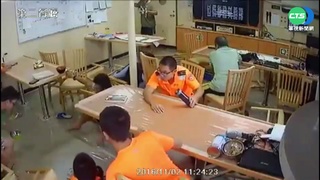 巡護艦遇"海上大浪" 餐桌茶水一秒全翻