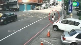 母女過馬路遭騎士撞倒 母重傷搶救中