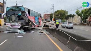 疑為閃狗! 客運台17線南下段自撞護欄