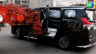 直行吊車疑視線死角 吊臂直插左轉車後座