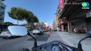 騎電動車蛇行"耍猴戲" 後方騎士看傻眼