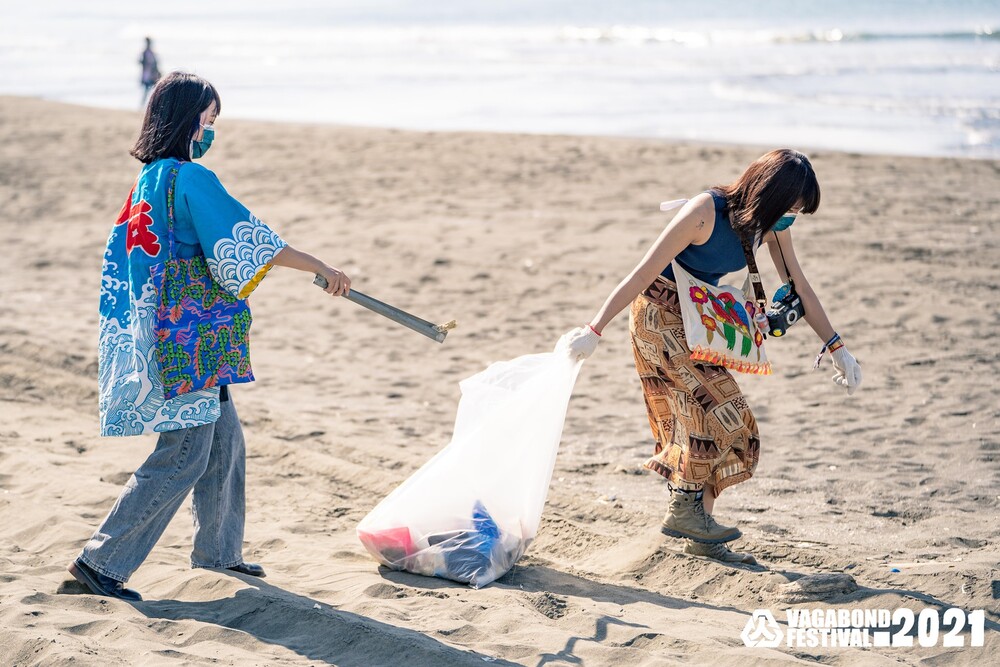 為實踐「環境友善」浪人祭也舉辦變裝淨灘賽守護海洋環境 (笨道策展有限公司提供)